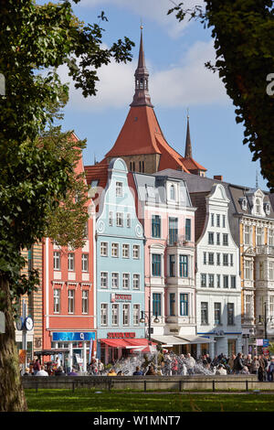 Häuser mit St. Mary's Church, Marienkirche, im Hintergrund, Kroepeliner Strasse, Hansestadt Rostock, Mecklenburg Western Ostsee-autobahn, Deutsch Stockfoto