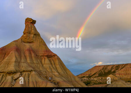 Regenbogen über Castil de Tierra, El Castildetierra, Bardenas Reales, Halbwüste natürlichen Region (Badlands), UNESCO-Biosphärenreservat, bardena Blanca, Wh Stockfoto