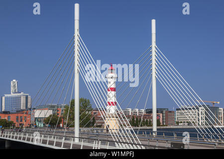 Leuchtturm Malmö am inneren Hafen mit Brücke Universtetsbron, Malmö, Skane, Südschweden, Schweden, Skandinavien, Nordeuropa Stockfoto