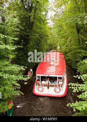 Alster Dampfer auf einem schmalen Kanal, Hansestadt Hamburg, Deutschland Stockfoto