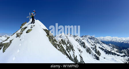 Weibliche zurück - langläufer am Gipfel der fuenfte Hornspitze, Zillertaler Alpen, Ahrntal, Südtirol, Italien Stockfoto