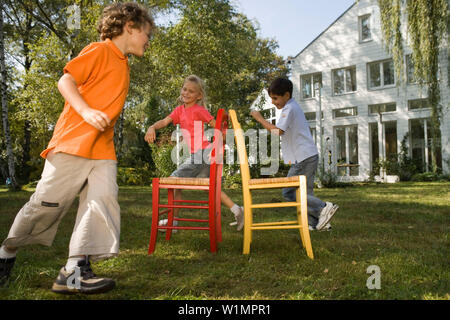 Kinder spielen Musical Chairs, Geburtstag der Kinder Stockfoto