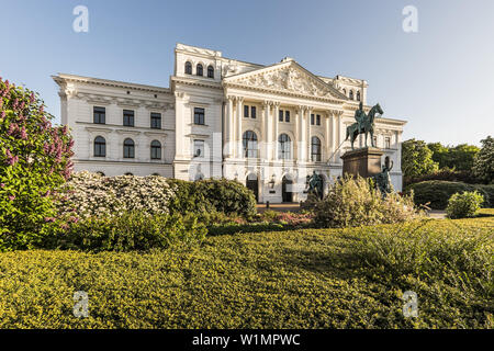 Altonaer Rathaus von 1898 auf dem Platz der Republik in Hamburg in der Abendsonne, Altona, Norddeutschland, Deutschland Stockfoto