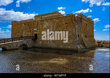 Paphos, Zypern - 25. März 2019: Blick auf die Burg von Paphos vom Meer Stockfoto