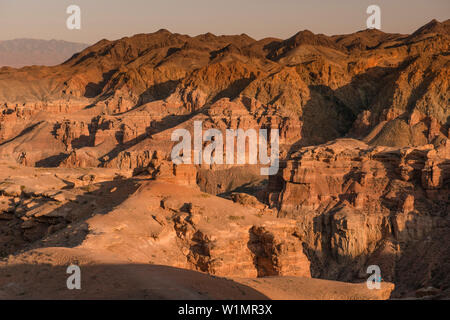 Junge paar genießt Aussicht auf Sharyn Canyon, Tal der Burgen, Sharyn Nationalpark, Almaty, Kasachstan, Zentralasien, Asien Stockfoto