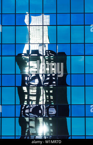 Ein hohes Bürogebäude in der Glasfassade eines anderen hohes Gebäude im Zentrum der Stadt, Rotterdam, Niederlande Stockfoto