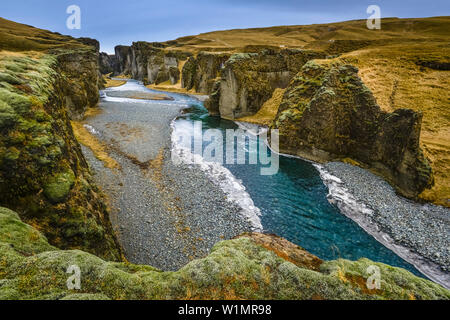Fjadrargljufur Schlucht mit Moos bedeckt Canyon Wände und Flussbett des Fjadra, in der Nähe von Kirkjubaejarklaustur, Southern Island, Island, Europa Stockfoto