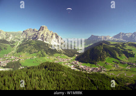 Paragliding über Corvara, Sassongher Mt. Links, Dolomiten, Alta Badia in Südtirol. Italien Stockfoto