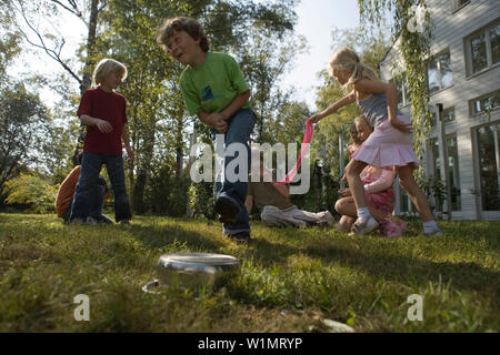 Kinder spielen auf den Topf, Geburtstag der Kinder Stockfoto