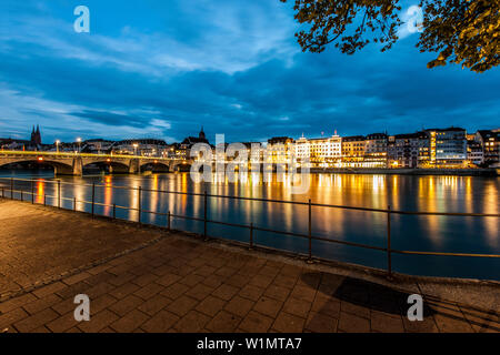 Blick auf den Rhein mit Mittlere Viadukt (Mittlere Brücke) in ein Hotel am Abend, Basel, Kanton Basel-Stadt, Schweiz Stockfoto