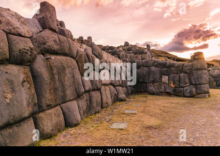 Sonnenuntergang in den Ruinen von Sacsayhuaman, Cuzco, Peru Stockfoto