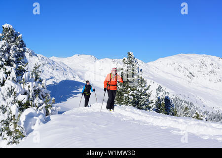 Zwei Personen zurück - Langlauf aufsteigend zur Pallspitze, Pallspitze, Langer Wengen, Kitzbühel, Tirol, Österreich Stockfoto