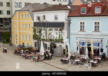 Linz Urfahr, Kirchplatz mit Kneipen auf der Ars Electronica Center, Linz, Donau, Oberösterreich, Oberösterreich, Österreich, Europa Stockfoto