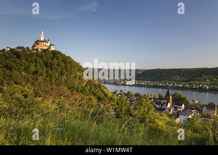 Marksburg über Braubach am Rhein, auf der anderen Seite des Dorfes Spay, Oberes Mittelrheintal, Rheinland-Pfalz, Deutschland, Europa Stockfoto