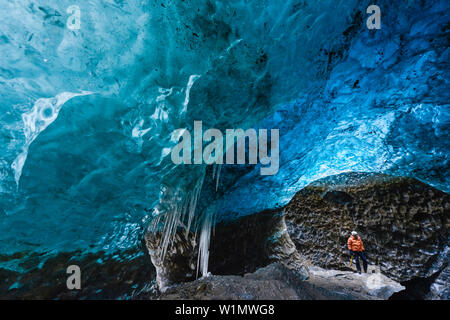 Mann mit Eispickel in Blue Ice Cave unter dem Vatnajökull Gletscher, Breidamerkursandur zwischen Nationalpark Skaftafell und Höfn, Osten Island, Island, Euro Stockfoto