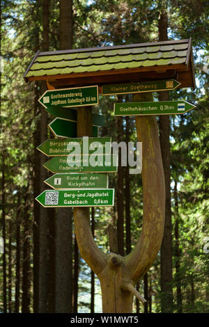 Wegweiser im Goethe Wanderweg zum kickelhahn Hügel, in der Nähe von Ilmenau, Naturpark Thüringer Wald, Thüringen, Deutschland Stockfoto