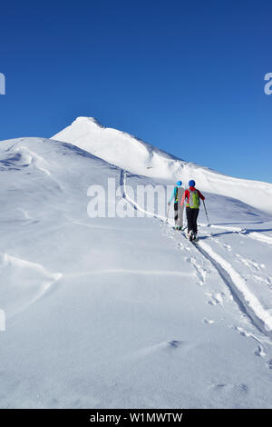 Zwei Fahrerinnen Hinterland zum Mount Steinberg, Kitzbüheler Alpen, Tirol, Österreich Stockfoto