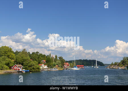 Häuser und Hütten, auf einer Insel in der Nähe von Vaxholm, Stockholm Archipelago, Uppland, Stockholms Land, Süd Schweden, Schweden, Skandinavien, Nordeuropa Stockfoto