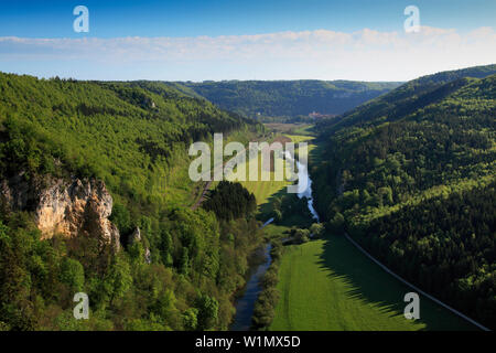 Blick über das Donautal in Richtung Beuron Kloster, Naturpark obere Donau, Donau, Baden-Württemberg, Deutschland Stockfoto