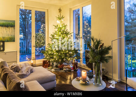 Weihnachtsbaum und präsentiert sich in einem modernen Apartment in Hamburg, Norddeutschland, Deutschland Stockfoto