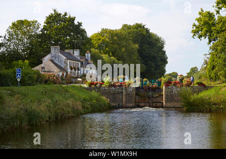 Von Hausboot auf Lock 21, Guelin, Fluss Oust und, Canal de Nantes à Brest, Departement Morbihan, Bretagne, Frankreich, Europa Stockfoto