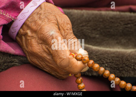 Buddhistische Mönch betet mit seinem Gebet perlen Mala mit 108 Perlen, die die 108 Bände der Lehren des Buddha, Nar, auf der Nar Phu Trek, Stockfoto