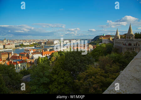 Budapest, Ansicht von Fisherman's Bastion in Buda über der Donau in Pest, Donau, Ungarn, Europa Stockfoto