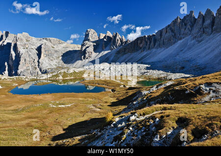 Wandern Frau unter Paternkofel und an Seen Zinnenseen, Pustertal, Sexten, Dolomiten, Südtirol, Veneto, Südtirol, Drei Zinnen (Tre Cim Stockfoto