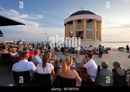 Konzert auf der Strandpromenade in der Nähe des Pavillon, Borkum, Ostfriesland, Niedersachsen, Deutschland Stockfoto