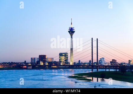 Zeigen Sie Arcoss Rhein Medienhafen und Rheinturm Tower am Abend, Düsseldorf, Nordrhein-Westfalen, Deutschland an Stockfoto