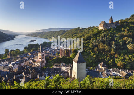 Blick auf die Altstadt von Bacharach am Rhein mit Burg Stahleck Burg, Oberes Mittelrheintal, Rheinland-Pfalz, Deutschland, Europa Stockfoto
