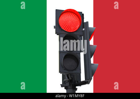 Ampel mit einem brennenden Verbotszeichen Signal. Auf dem Hintergrund der Flagge von Italien. Verbot der Eintrag Stockfoto