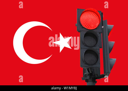 Ampel mit einem brennenden Verbotszeichen Signal. Auf dem Hintergrund der Flagge der Türkei. Stockfoto