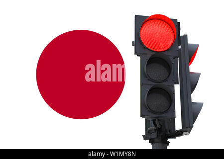 Ampel mit einem brennenden Verbotszeichen Signal. Auf dem Hintergrund der Flagge von Japan. Verbot der Eintrag Stockfoto