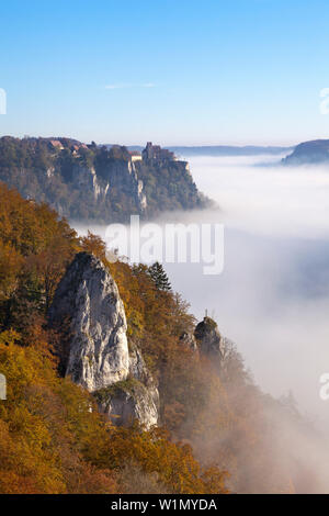 Nebel im Tal der Donau, Blick auf Schloss Werenwag, Naturpark Obere Donau, Baden-Württemberg, Deutschland Stockfoto