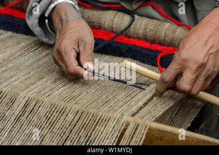 Die Frauen weben auf einem einfachen Weberei in Nar, Nepal, Himalaya, Asien Webstuhl Stockfoto