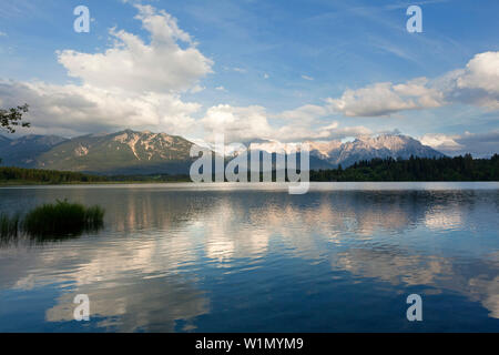 Barmsee, Blick auf die Soierngruppe und Karwendel, Werdenfelser Land, Bayern, Deutschland Stockfoto