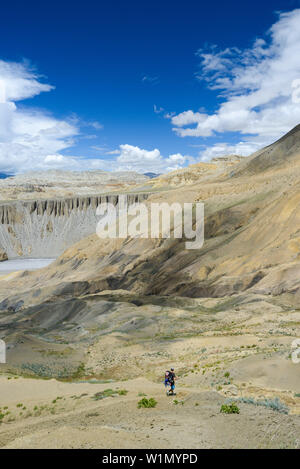 Junger Mann, Wanderer, Trekker in die surreale Landschaft typisch für Mustang in der hohen Wüste rund um die Kali Gandaki Tal, das tiefste Tal in der wo Stockfoto