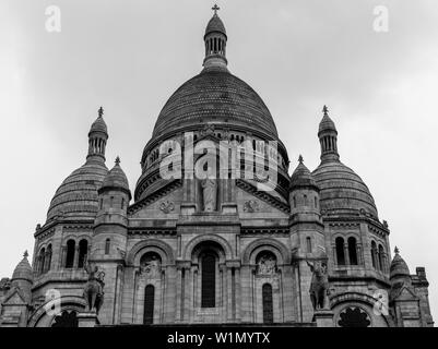 Paris, Frankreich, 1. Juli 2017: Basilika Sacre Coeur in Schwarz und Weiß Stockfoto