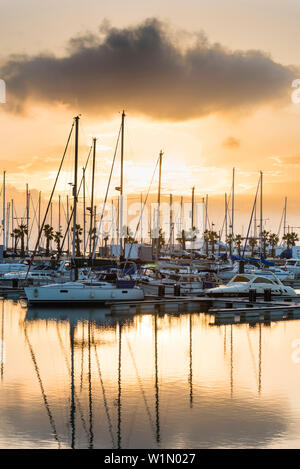 Marina an der Grenze zu Gibraltar bei Sonnenuntergang, La Linea de la Concepcion, Cadiz, Spanien Stockfoto