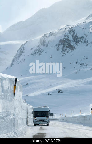 Camper vorbei an verschneiten Bernina, Engadin, Kanton Graubünden, Schweiz Stockfoto