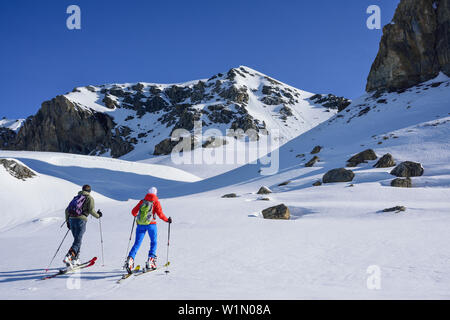 Zwei Personen zurück - Langlauf aufsteigend in Richtung Piz Lischana, Sesvenna Piz Lischana, Alpen, Engadin, Graubünden, Schweiz Stockfoto