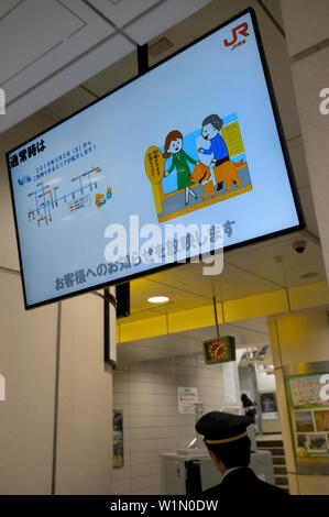 Öffentliche Informationen Bildschirme in der Nähe der U-Bahn in Japan Stockfoto