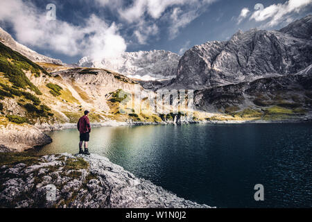 Wanderer am See Drachensee unter der Coburger Hütte, Mieminger Kette, Zugspitzgebiet, Alpen, Tirol, Österreich Stockfoto