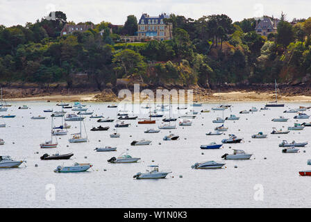 Boote bei Dinard, Departement Ille-et-Vilaine, Bretagne, Frankreich, Europa Stockfoto