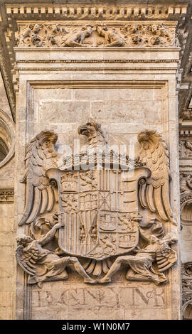 Wappen von Spanien Variante an Puerta del perdon an Catedral de Granada, Blick von der Calle Carcel Baja in Granada, Andalusien, Spanien Stockfoto