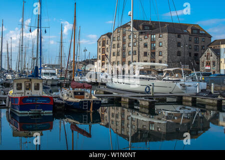 Sutton Harbour, ehemals Sutton Pool bekannt ist, ist der ursprüngliche Hafen der Stadt Plymouth, das historische Barbican Bezirk in Devon, England. UK. Stockfoto