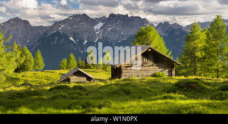 Holzhütte auf der Winkleralm, Lienzer Dolomiten, Osttirol, Tirol, Österreich Stockfoto