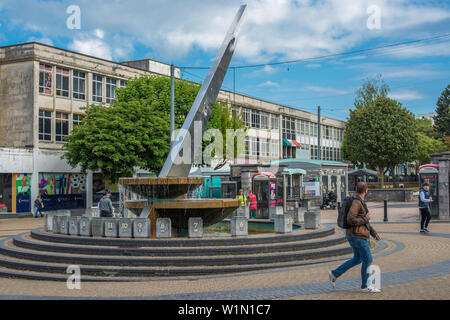 Sonnenuhr wasser Funktion auf Armada Art und Weise die wichtigsten Fußgängerzone Stadtzentrum von Plymouth, Devon, England, UK. Stockfoto