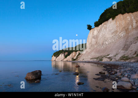 Vollmond über die Kreidefelsen, Nationalpark Jasmund, Rügen, Ostsee, Mecklenburg-Vorpommern, Deutschland Stockfoto